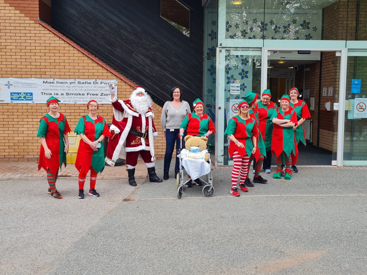 Mold mayor, Cllr Sarah Taylor, and Santa Claus were on hand to send the elves on their way. 