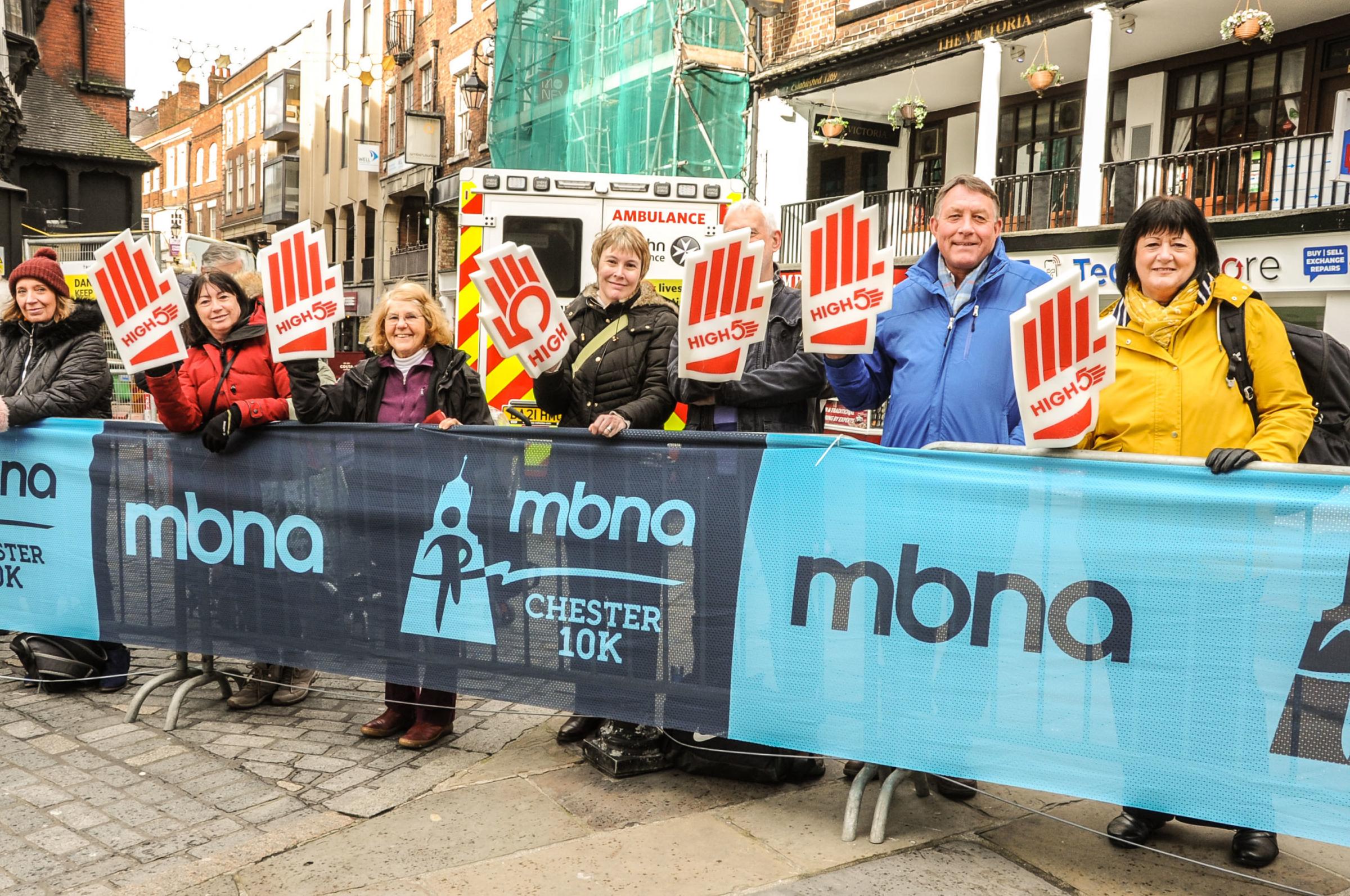 MBNA Chester 10K Race, Picture Crowds cheer the runners. SW13032022.