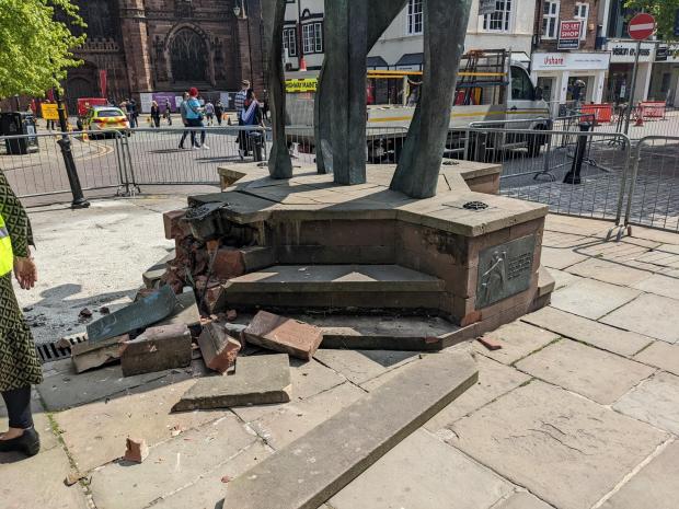 Chester and District Standard: The damage to the statue outside Chester Town Hall.