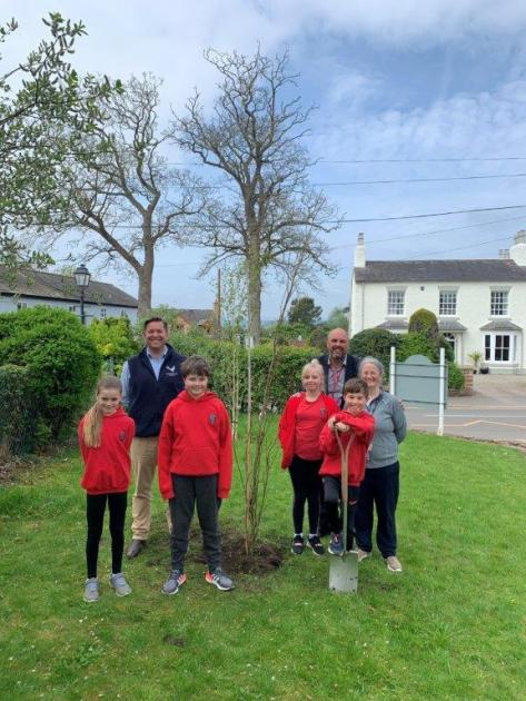 Cheshire West estate helps primary school pupils plant coronation tree | Chester and District Standard 