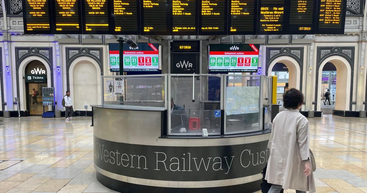 Network Rail manager resigns after passengers left stranded near Paddington - Vimarsana News