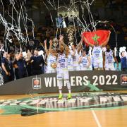 Captain Teddy Okereafor hold the BBL Trophy aloft as the team celebrates pic: Mansoor Ahmed – BBL